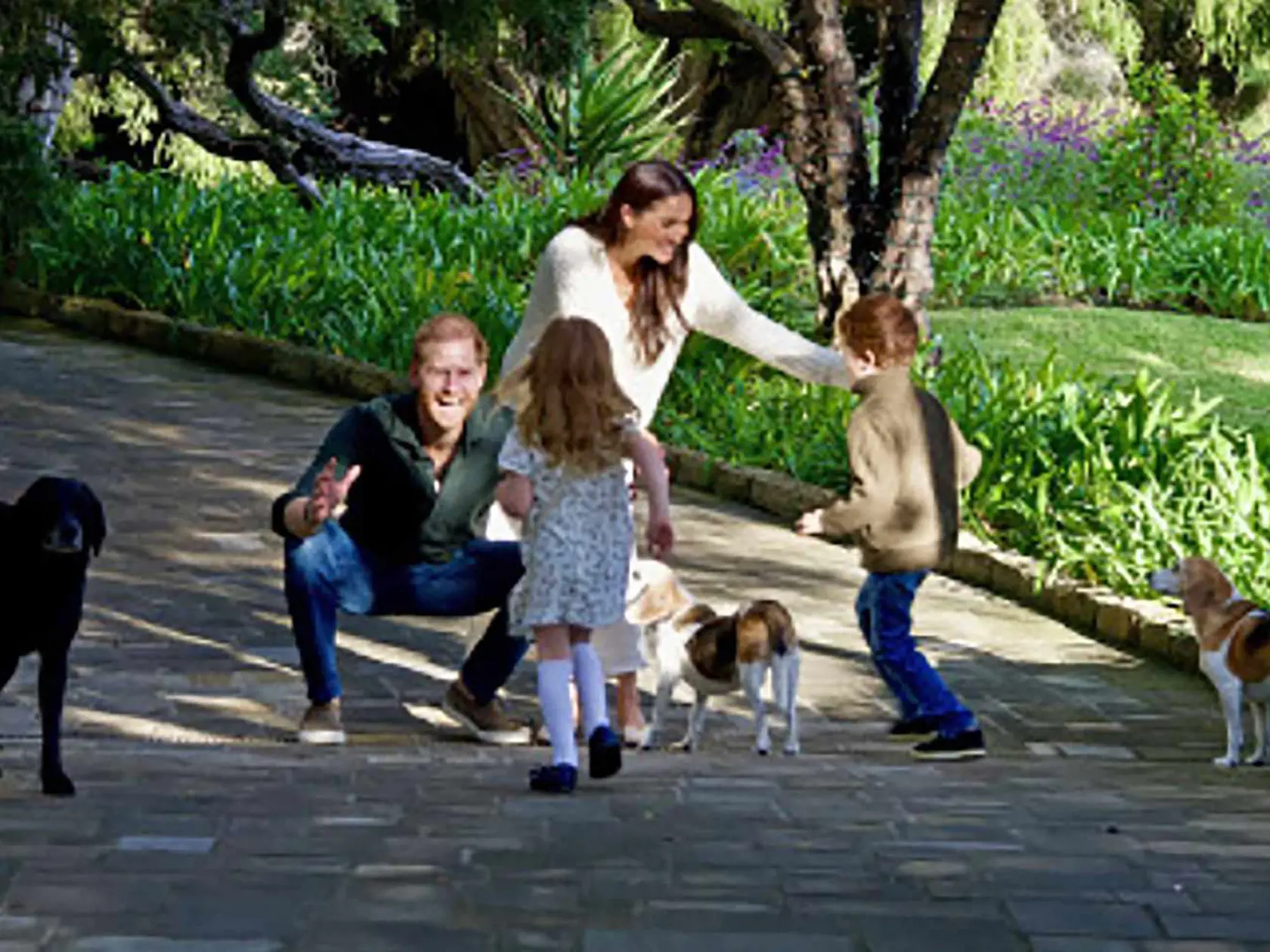 Rozkošná rodinná fotka princ Harryho a Meghan s ich deťmi Archiem a Lilibet. Nechýbajú ani aspotované psy - čierny labrador Pula a bígle Mia a Guy.