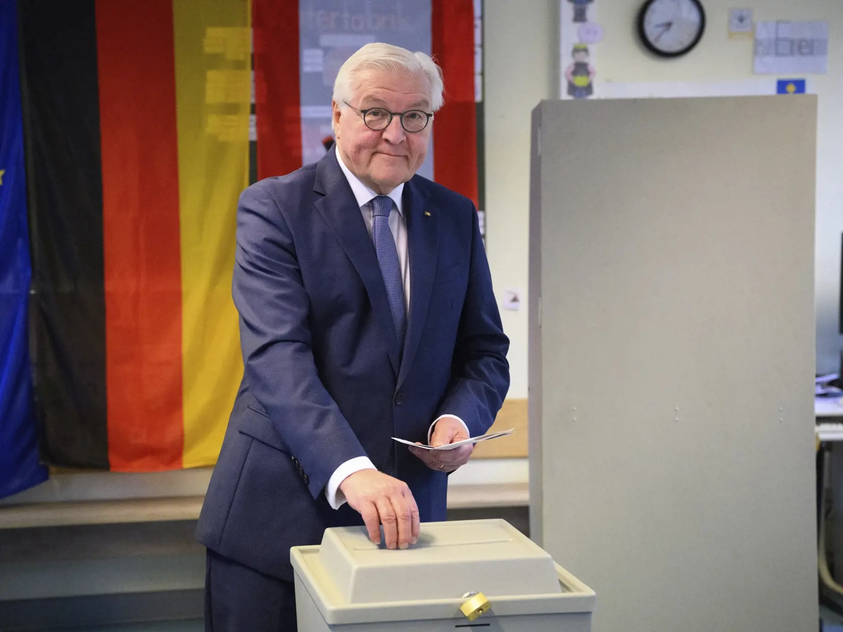 Nemecký prezident Frank-Walter Steinmeier vhadzuje hlasovací lístok vo volebnej miestnosti počas predčasných parlamentných volieb v Nemecku v nedeľu 23. februára 2025 v Berlíne. V Nemecku sa v nedeľu ráno začali predčasné parlamentné voľby.