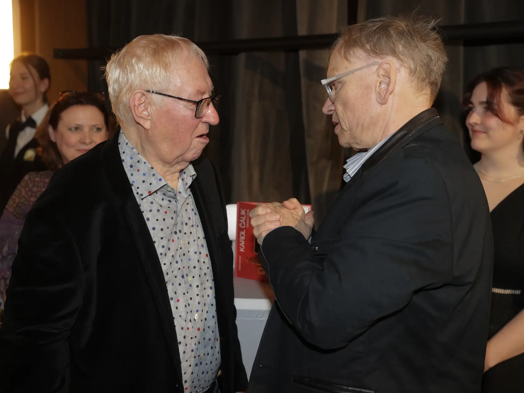 Herec Karol Čálik oslávil okrúhlu 80-ku po predstavení Mačky v divadle Nová Scéna. Na snímke s Jurajom Ďurdiakom.