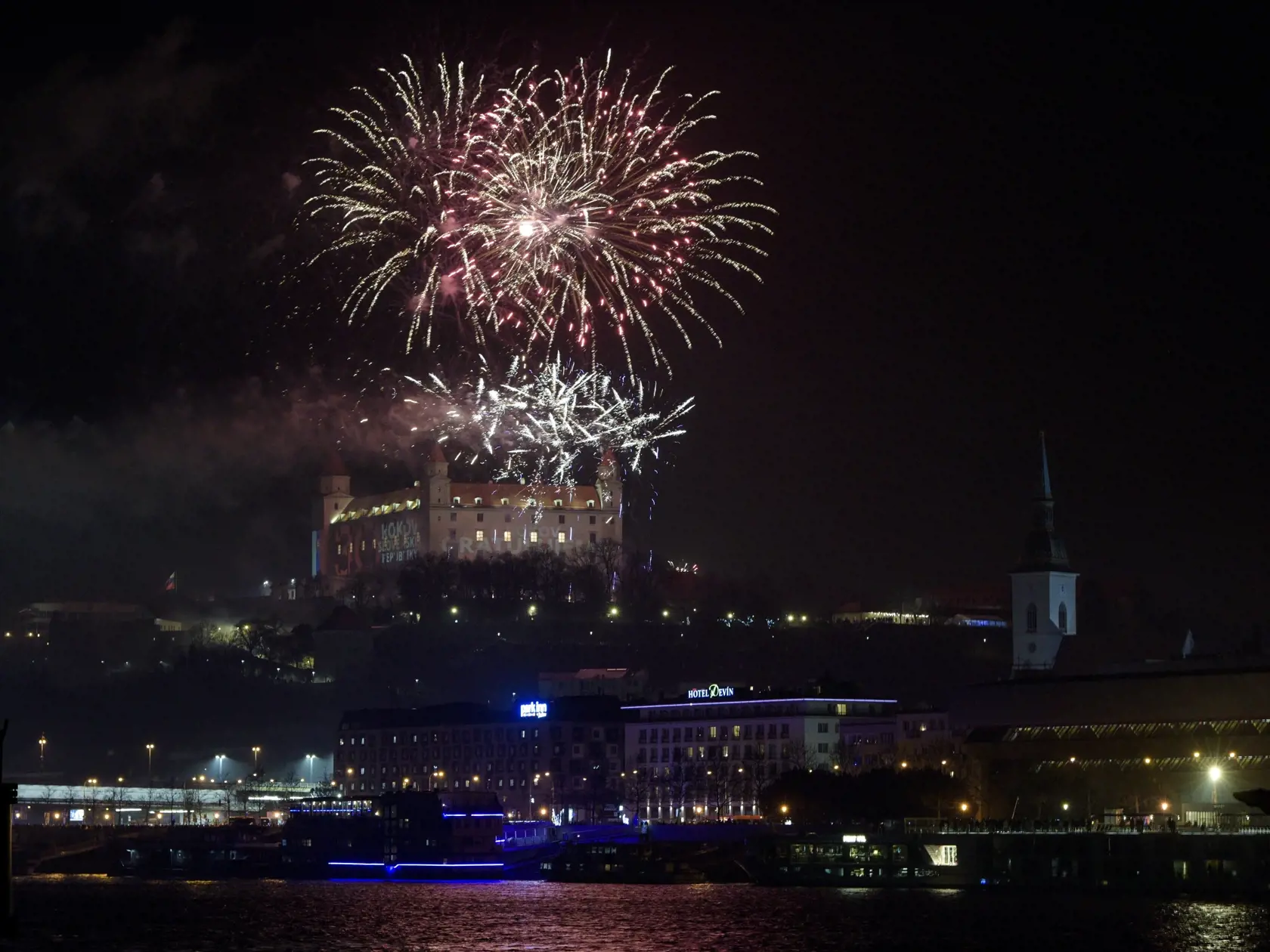 Na snímke pohľad na ohňostroj počas novoročných osláv 1. januára 2023 v Bratislave.