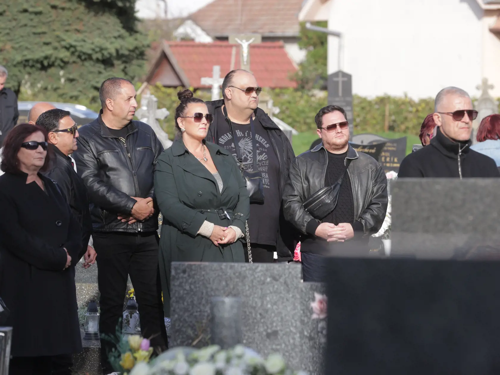 Posledná rozlúčka s hudobníkom Ľubom Virágom (†68). Pochovaný bude na cintoríne v obci Šintava. Na snímke vpravo Igor Kmeťo mladší.