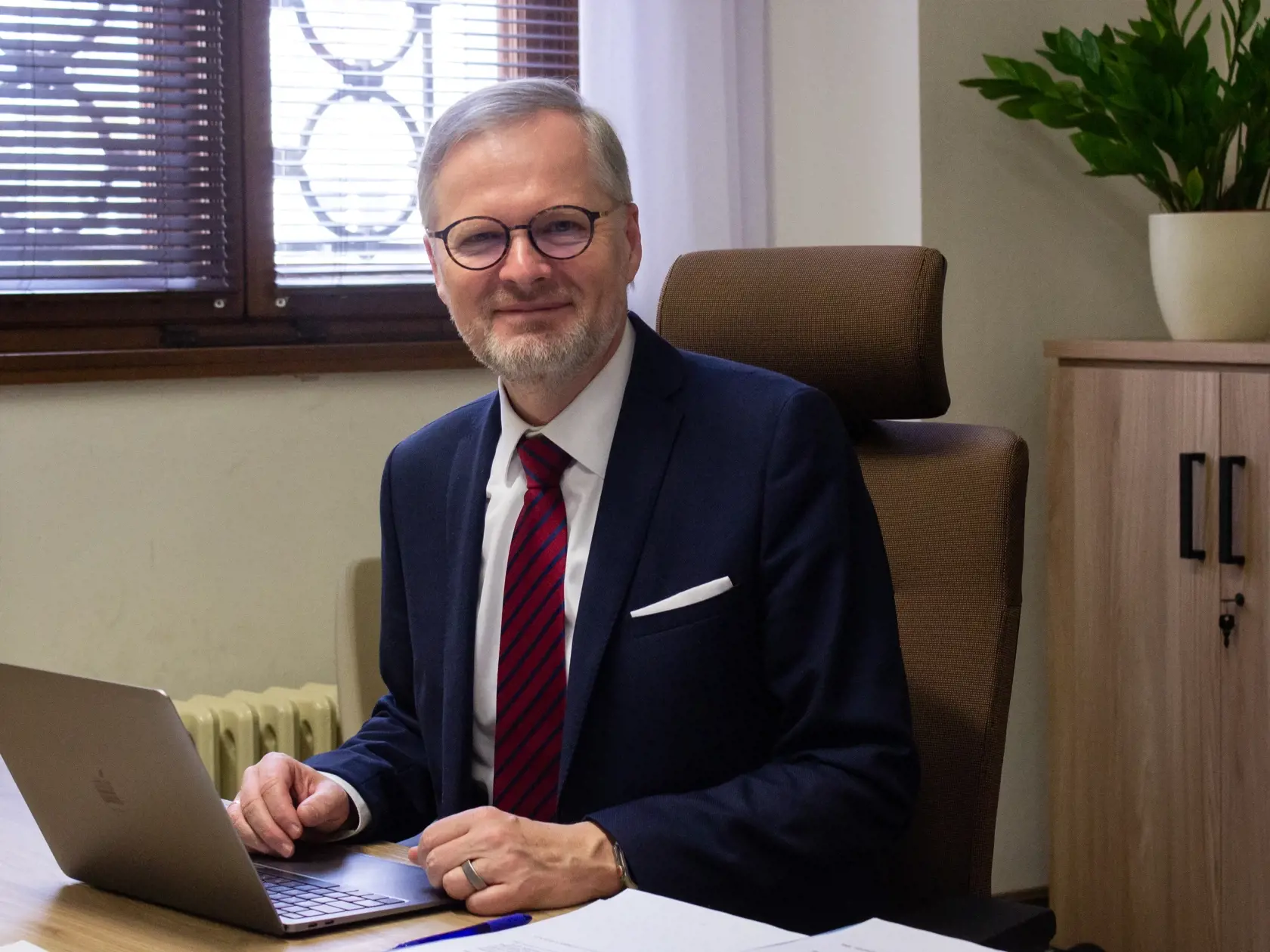 České koaličné strany sa na štvrtkovej schôdzke o bezpečnosti ČR, ktorú zvolal premiér Petr Fiala, zhodli s opozičnými Pirátmi na nutnosti silnej českej armády či potrebe dočasne rozvoľniť pravidlá rozpočtovej zodpovednosti, aby sa výdavky na obranu mohli postupne zvyšovať. Uviedli to po skončení rokovania, na ktoré nedorazili opozičné hnutia ANO a SPD.