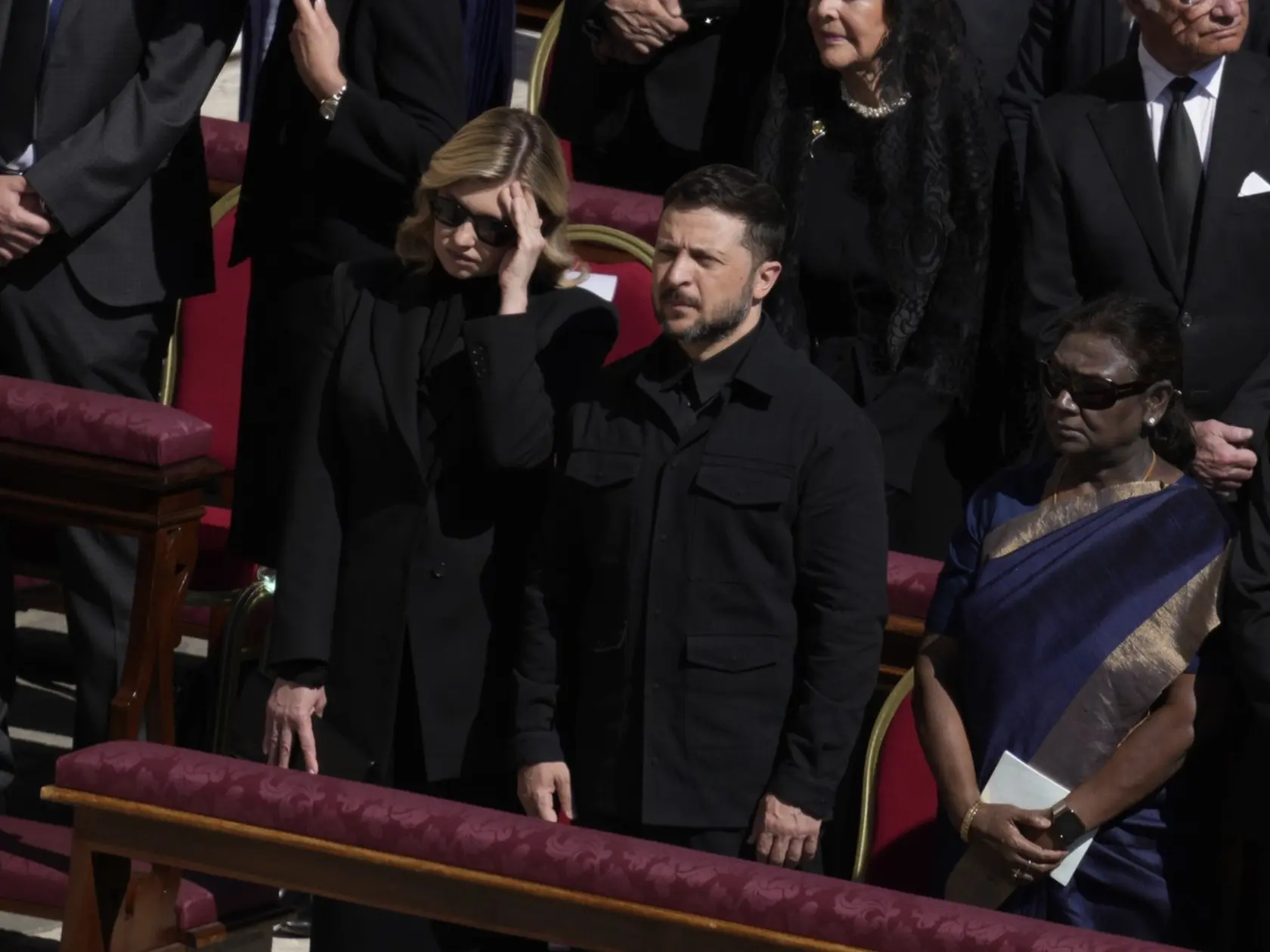 Volodymyr Zelenskyj s manželkou Olenou na pohrebe pápeža Františka vo Vatikáne.