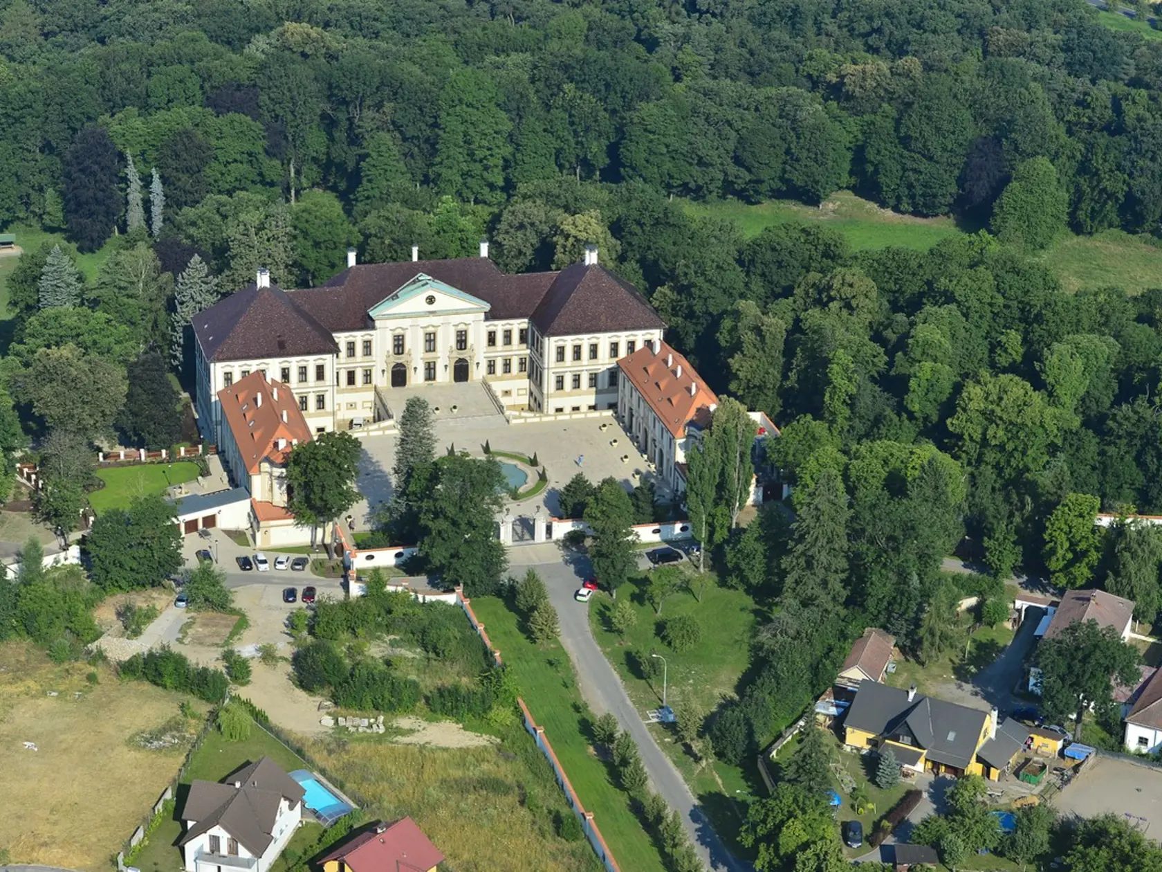 Zámok Koloděje vlastní Tomáš Chrenek starší a údajne v ňom žije jeho syn s manželkou Máriou Chrenekovou Pietrovou.