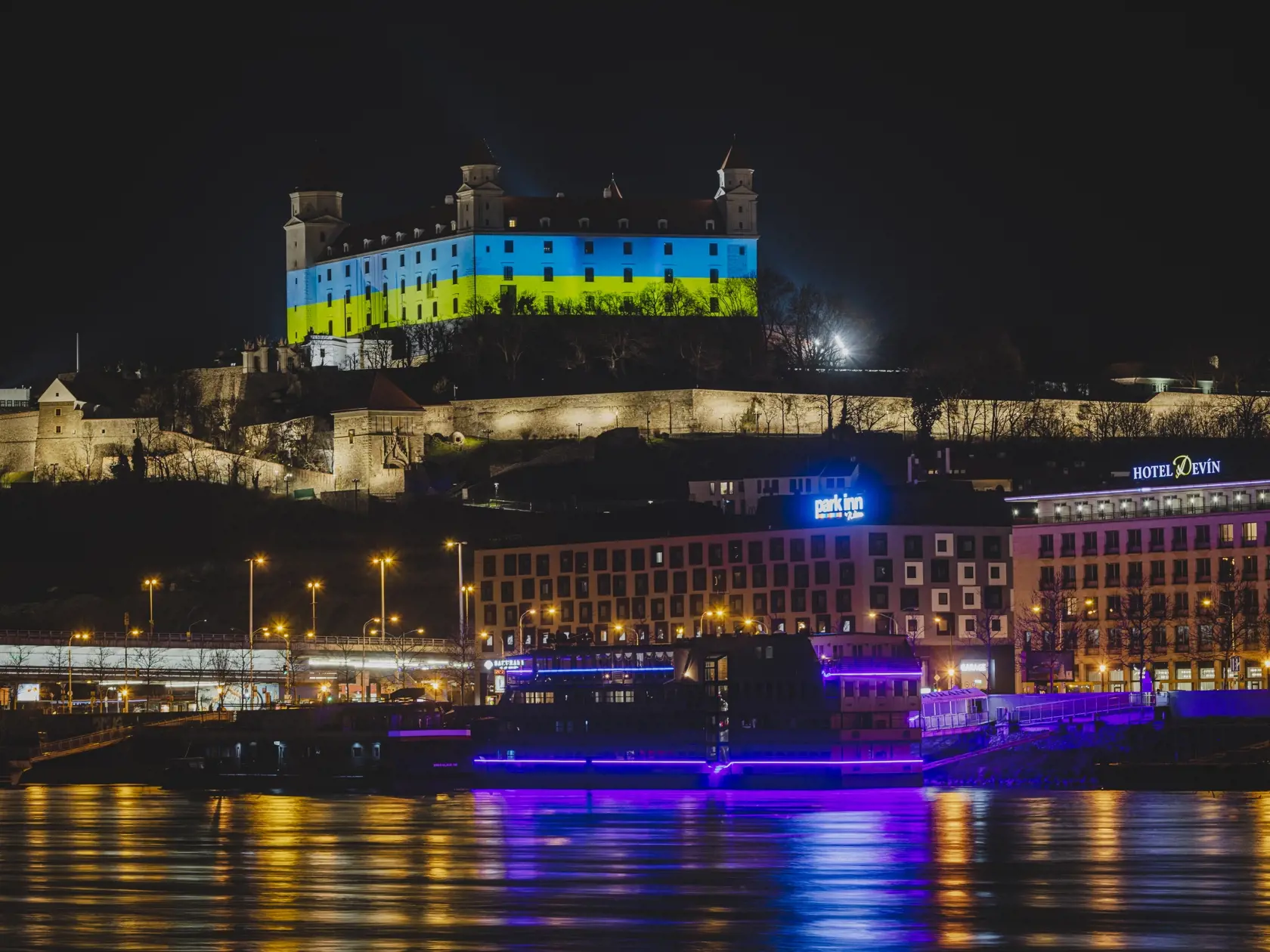 Bratislavský hrad sa na znak solidarity rozsvietil vo farbách Ukrajiny.