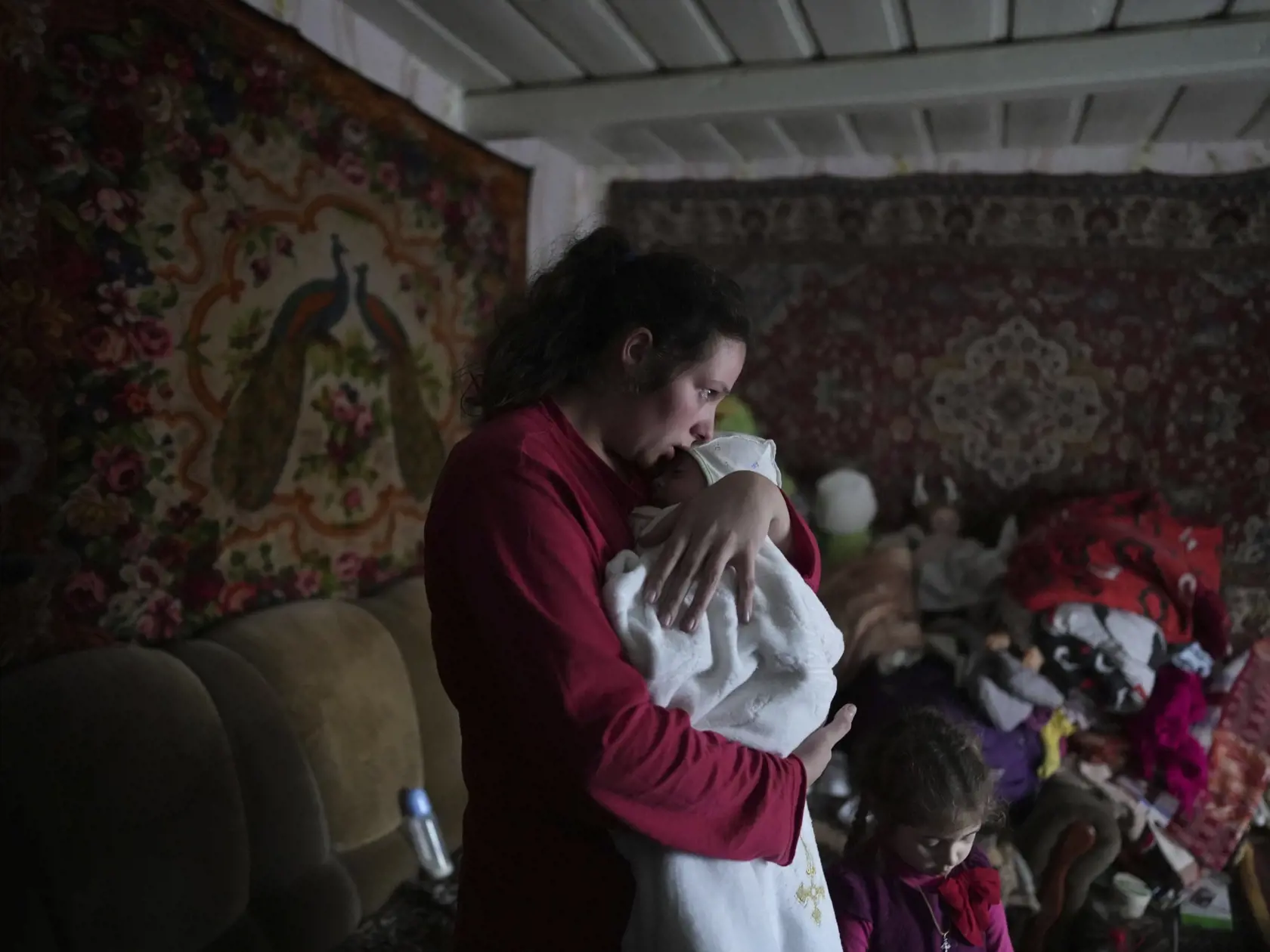 WA 38 Novohnativka - Dvadsaťtriročná Anastasia drží dvojmesačného syna v dome, kde žijú s ďalšími členmi rodiny po údajnom ostreľovaní proruskými separatistami v obci Novohnativka v Doneckej oblasti na východe Ukrajiny v nedeľu 20. februára 2022. Rusko predĺžilo počas víkendu vojenské cvičenie v Bielorusku. Stalo sa tak po dvoch dňoch nepretržitého ostreľovania na frontovej línii medzi ukrajinskými vládnymi silami a proruskými separatistami na východe Ukrajiny. Cvičenie v Bielorusku, s ktorým Uk
