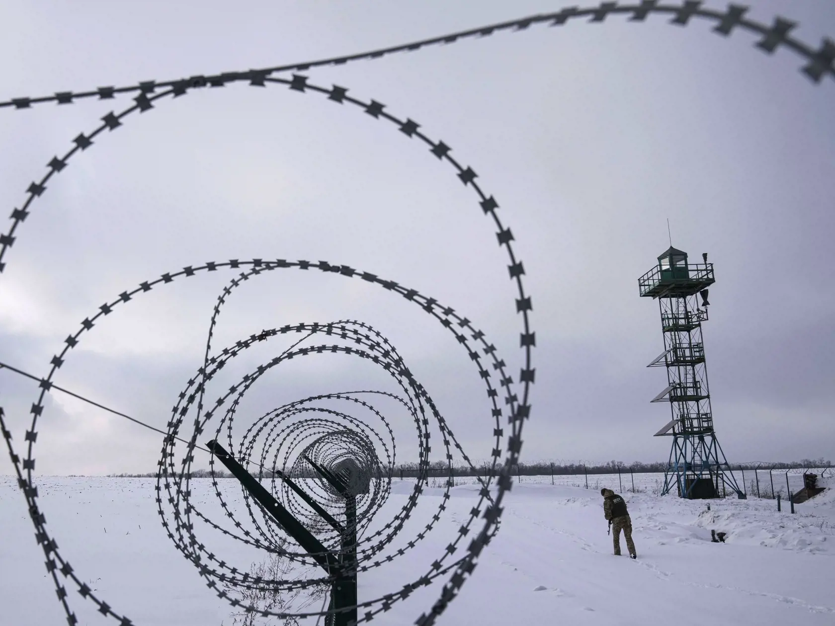 WA 21 Hoptivka - Ukrajinský príslušník pohraničnej stráže hliadkuje neďaleko dediny Hoptivka na ukrajinsko-ruských hraniciach v stredu 2. februára 2022. Ruský prezident Vladimir Putin obviňuje USA a ich spojencov, že ignorujú hlavné bezpečnostné požiadavky Ruska. Moskva je však napriek tomu ochotná viesť ďalšie rozhovory, aby došlo k zmierneniu napätia medzi Ruskom a Ukrajinou.