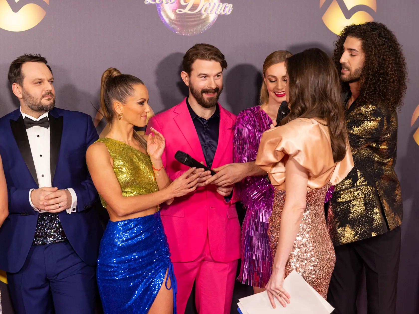 Zľava Milan Zimnýkoval, Dominika Rošková, Richard Autner, Mária Čírová, Joris Yacoub a v popredí moderátorka Lucia Hlaváčková.