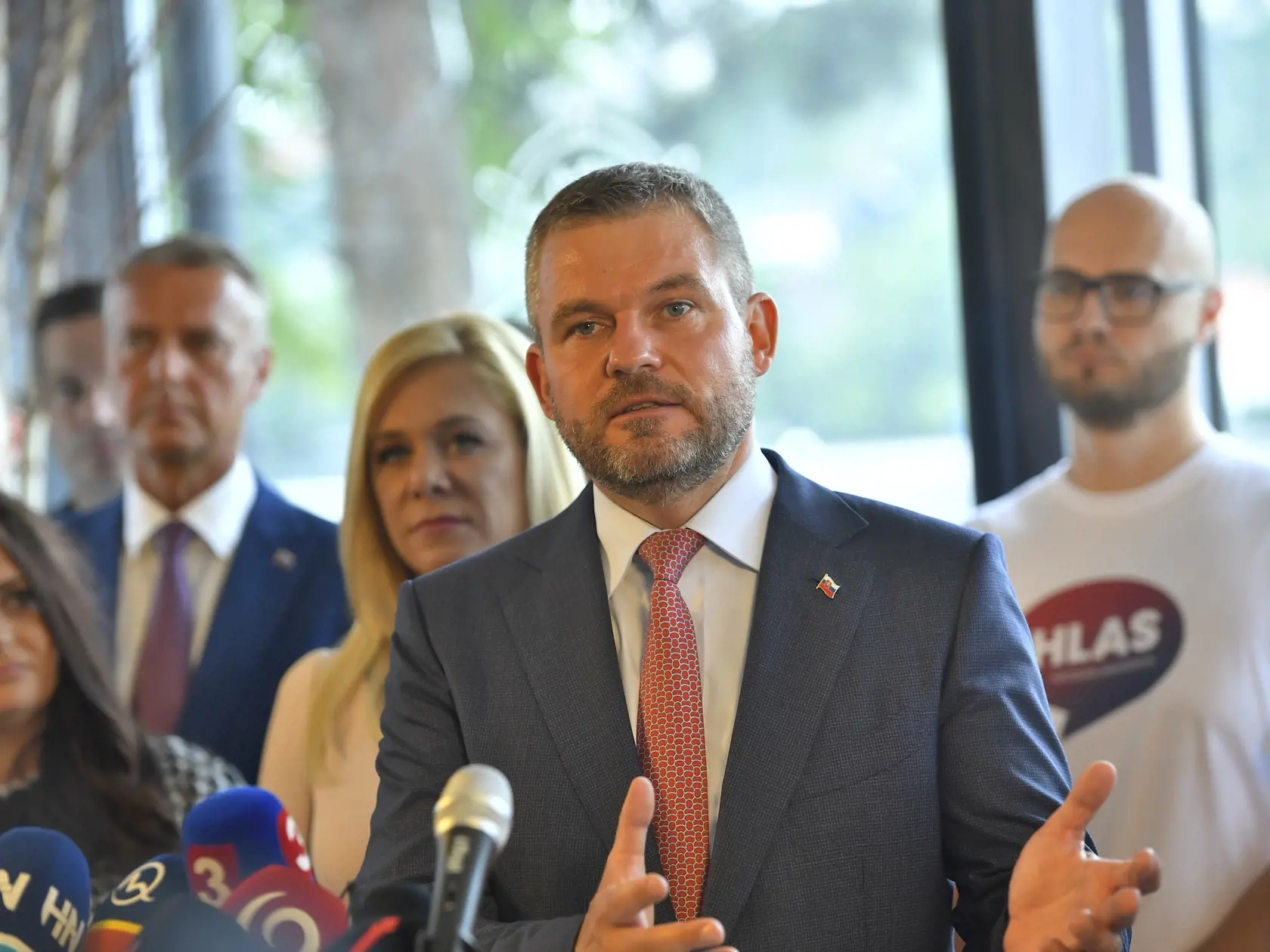 Hovorí, že do tohto komplotu sú zapojené viaceré osoby z rôznych zložiek.
