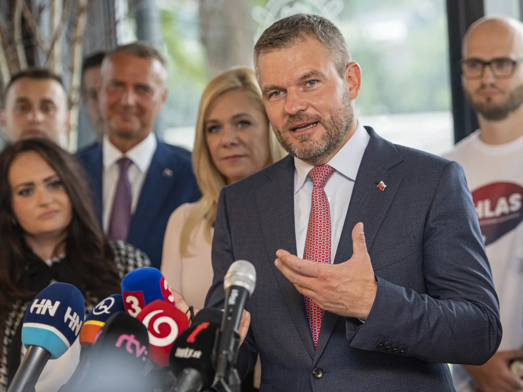 Hovorí, že do tohto komplotu sú zapojené viaceré osoby z rôznych zložiek.