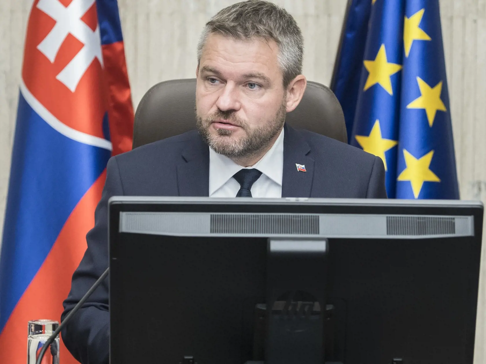 "To nie je spravodajská hra. Tu je skupina ľudí, ktorá je schopná 'odkrágľovať' koho chce, nedovoláte sa pomoci a musí sa s tým niečo robiť," zdôraznil.