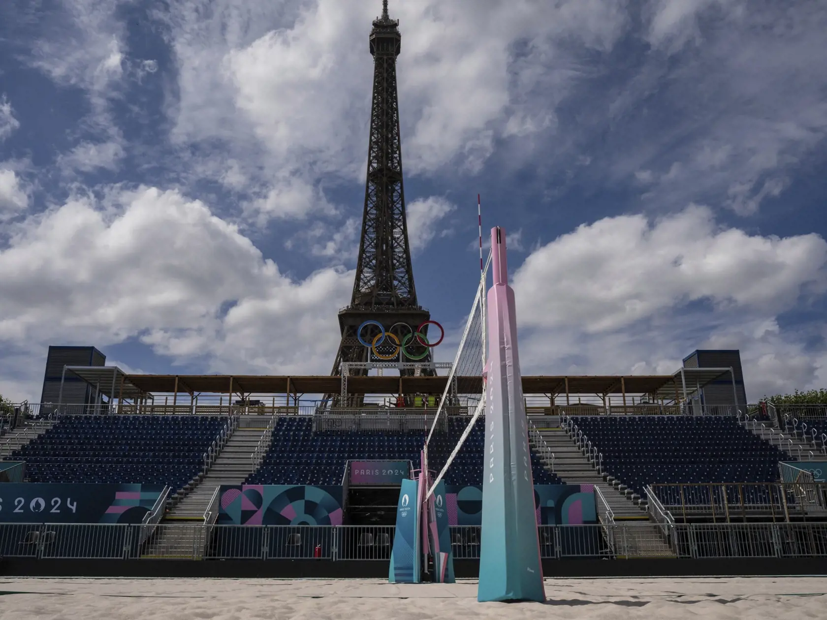 Na snímke štadión pre plážový volejbal pred Eiffelovou vežou 10. júla 2024 v Paríži. Letné olympijské hry sa budú vo francúzskej metropole konať od 26. júla do 11. augusta 2024.