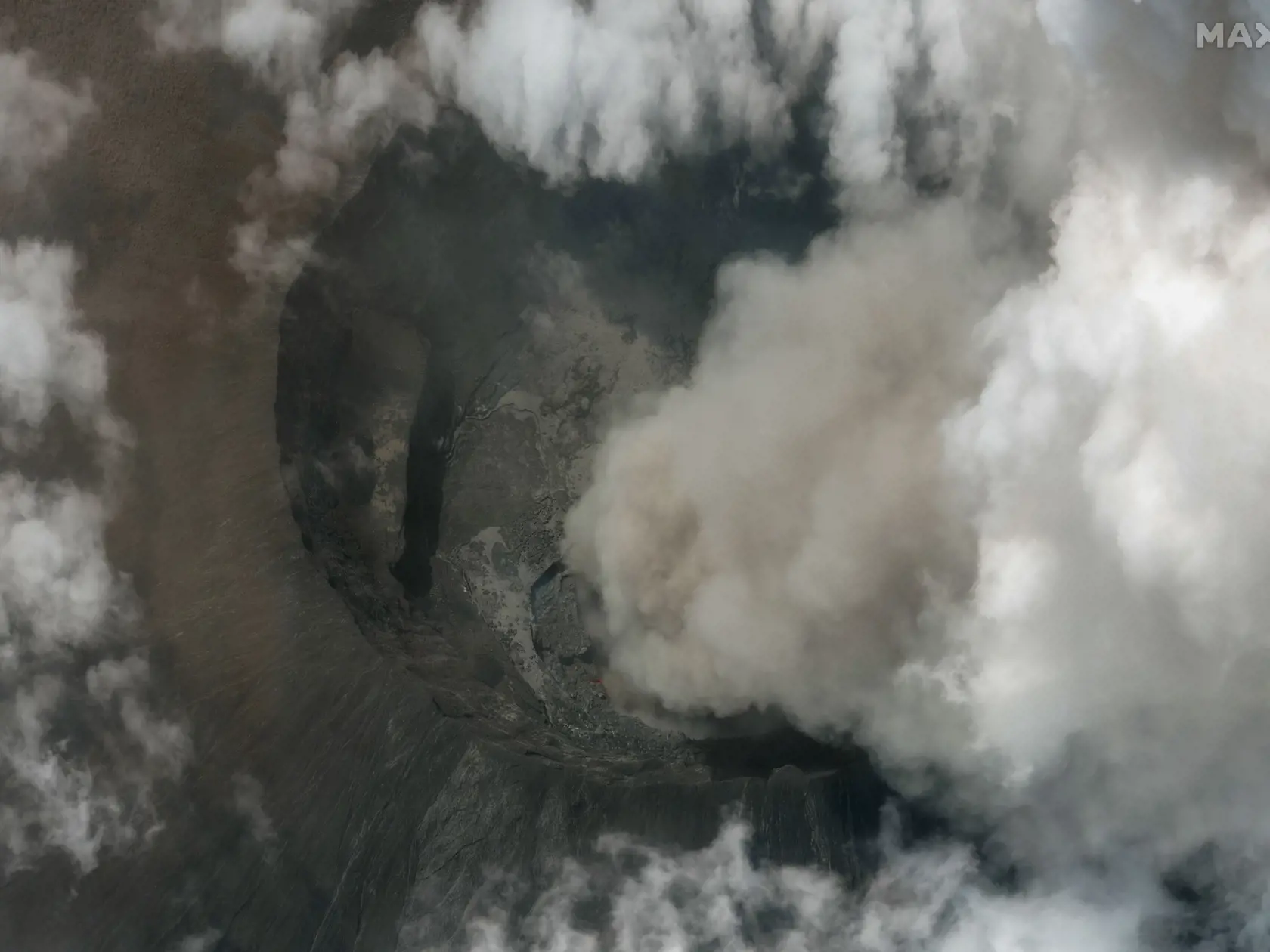 Na satelitnom zábere kráter aktívnej sopky Nyiragongo, tri dni po poslednej erupcii na východe Konžskej demokratickej republiky (KDR) v utorok 25. mája 2021. Úrady v Konžskej demokratickej republike (KDR) nariadili vo štvrtok 27. mája evakuáciu častí mesta Goma na východe krajiny pre riziko ďalších erupcií sopky Nyiragongo, ktoré si od soboty vyžiadali už vyše 30 obetí.  Sopka Nyiragongo naposledy vybuchla v januári 2002.