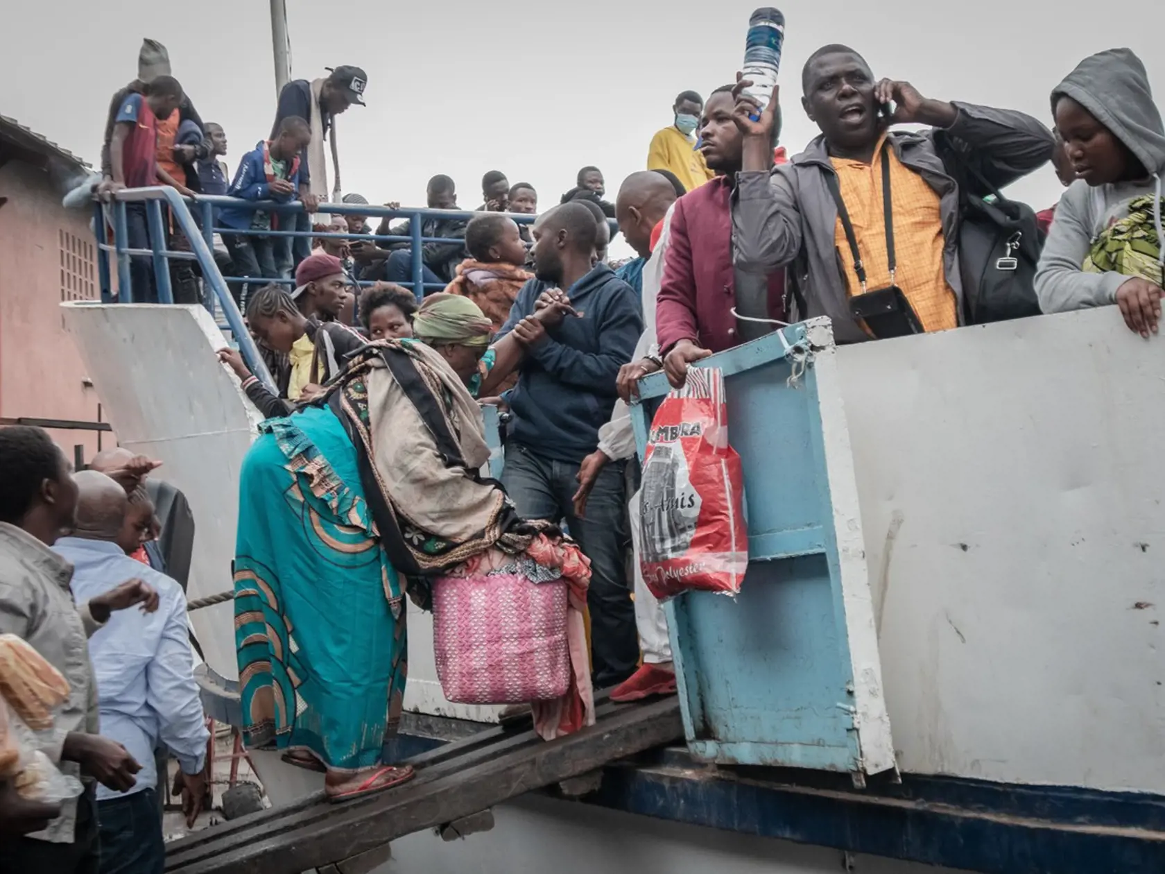 Po výbuchu afrických sopiek Nyiragongo a Murara ostala iba spúšť. Domovy museli opustiť desaťtisíce ľudí.