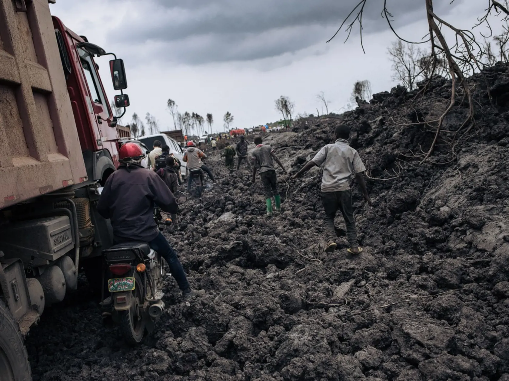 Po výbuchu afrických sopiek Nyiragongo a Murara ostala iba spúšť. Domovy museli opustiť desaťtisíce ľudí.