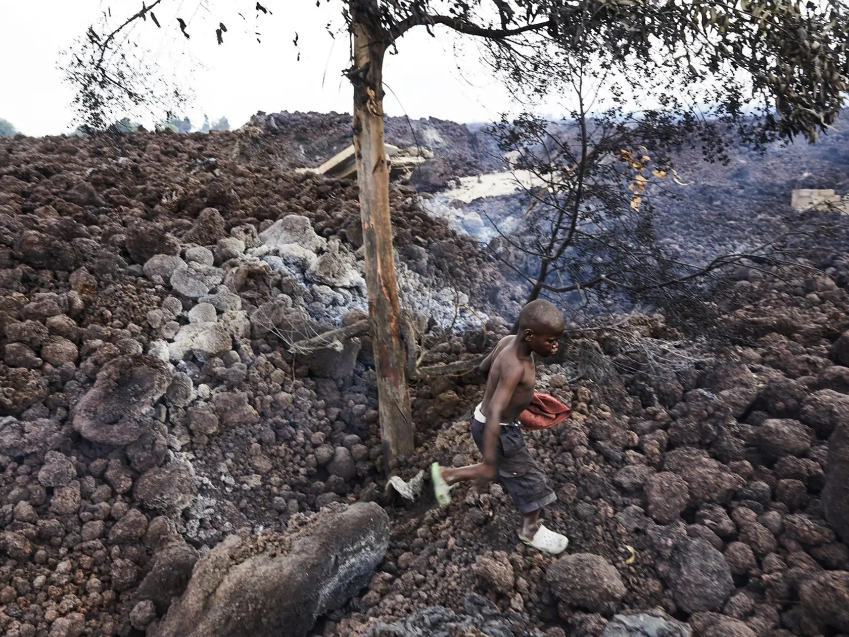 Po výbuchu afrických sopiek Nyiragongo a Murara ostala iba spúšť. Domovy museli opustiť desaťtisíce ľudí.