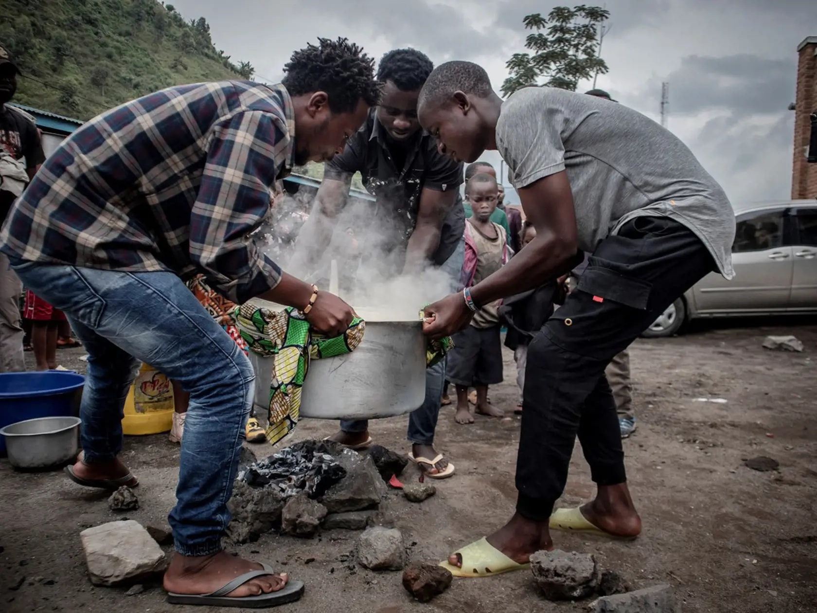 Po výbuchu afrických sopiek Nyiragongo a Murara ostala iba spúšť. Domovy museli opustiť desaťtisíce ľudí.