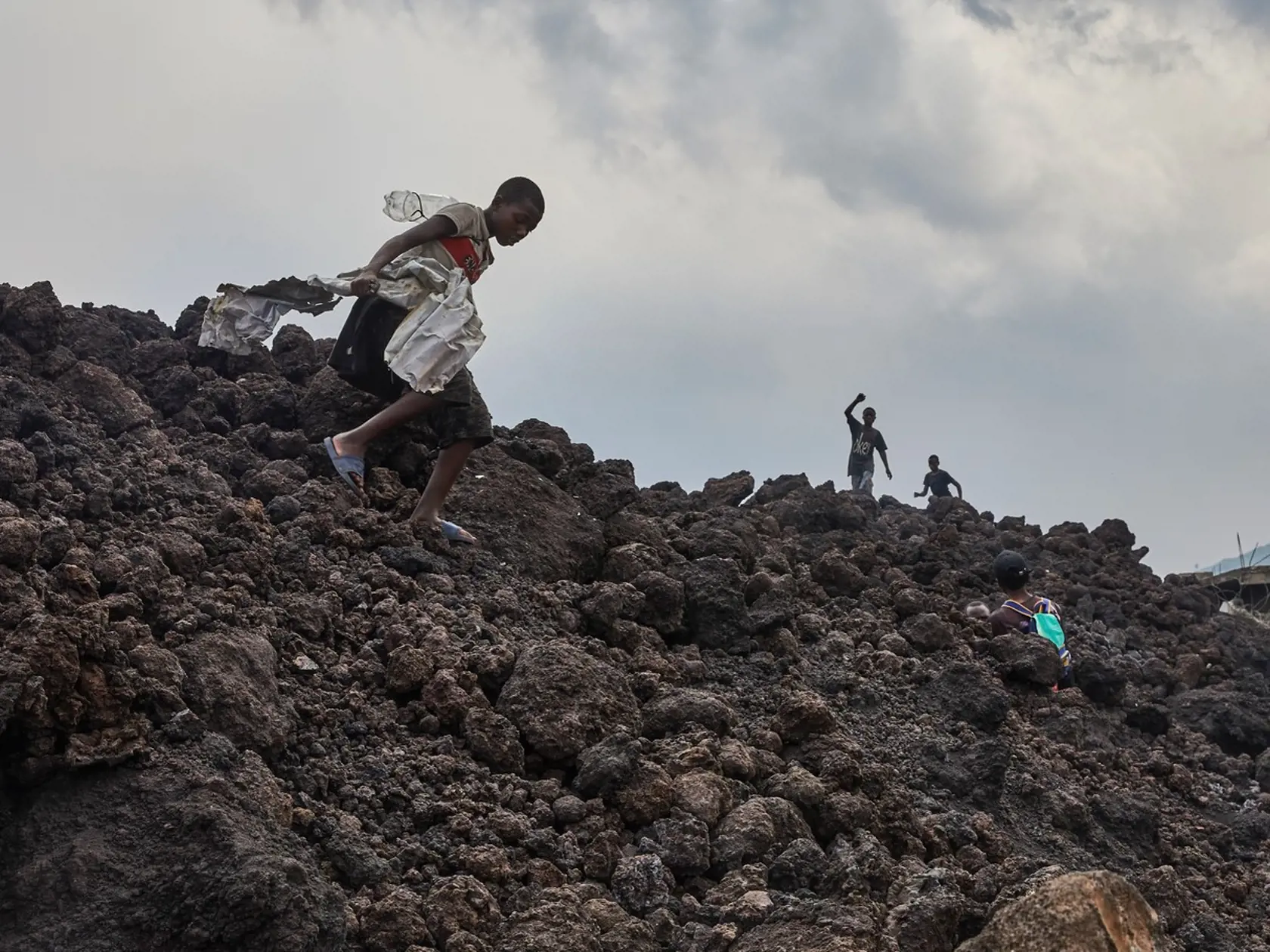 Po výbuchu afrických sopiek Nyiragongo a Murara ostala iba spúšť. Domovy museli opustiť desaťtisíce ľudí.