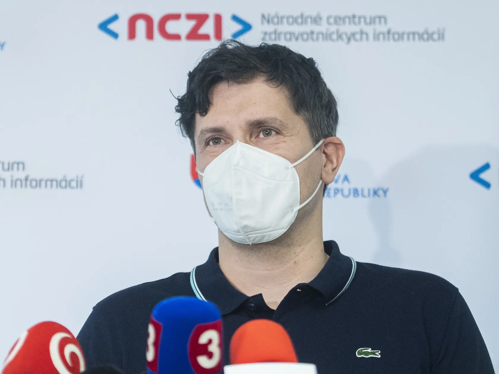 Bývalý generálny riaditeľ Národného centra zdravotníckych informácií (NCZI) Róbert Suja počas brífingu s novinármi na tému "medializované podozrenia z technického zlyhania čakárne pri pozývaní 16 a 17 ročných záujemcov o očkovanie 3. mája 2021 v Bratislave. 