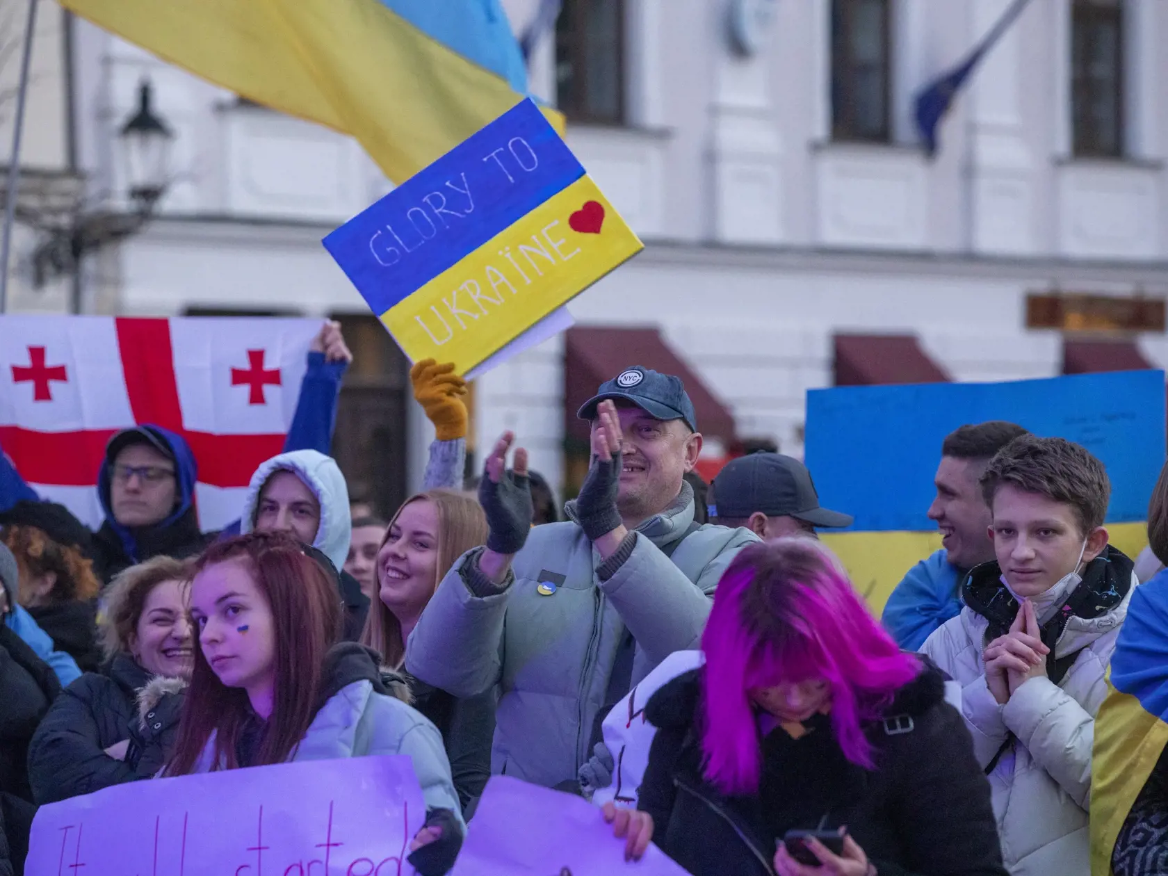 Na snímke zhromaždenie na podporu Ukrajiny-Biela vlajka na Hlavnom námestí v Bratislave.
