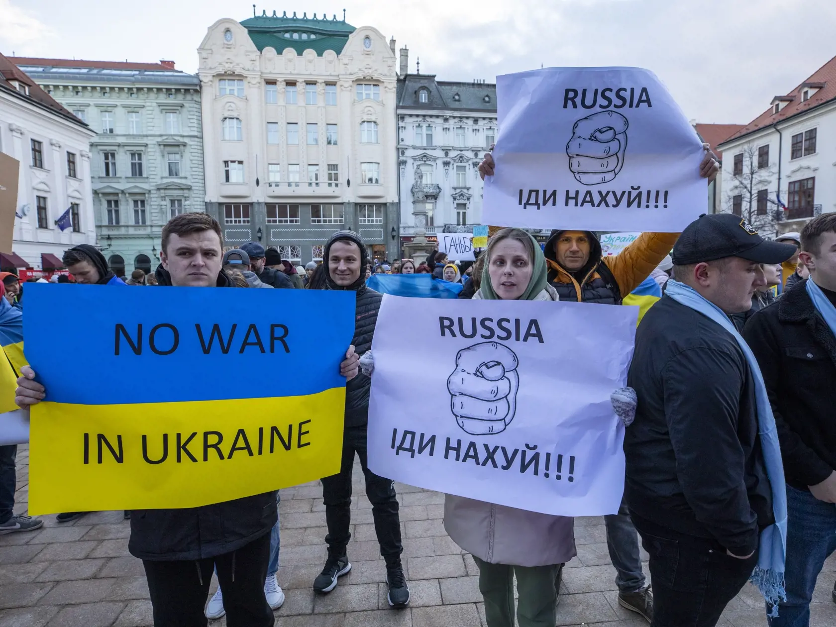 Na snímke zhromaždenie na podporu Ukrajiny-Biela vlajka na Hlavnom námestí v Bratislave.
