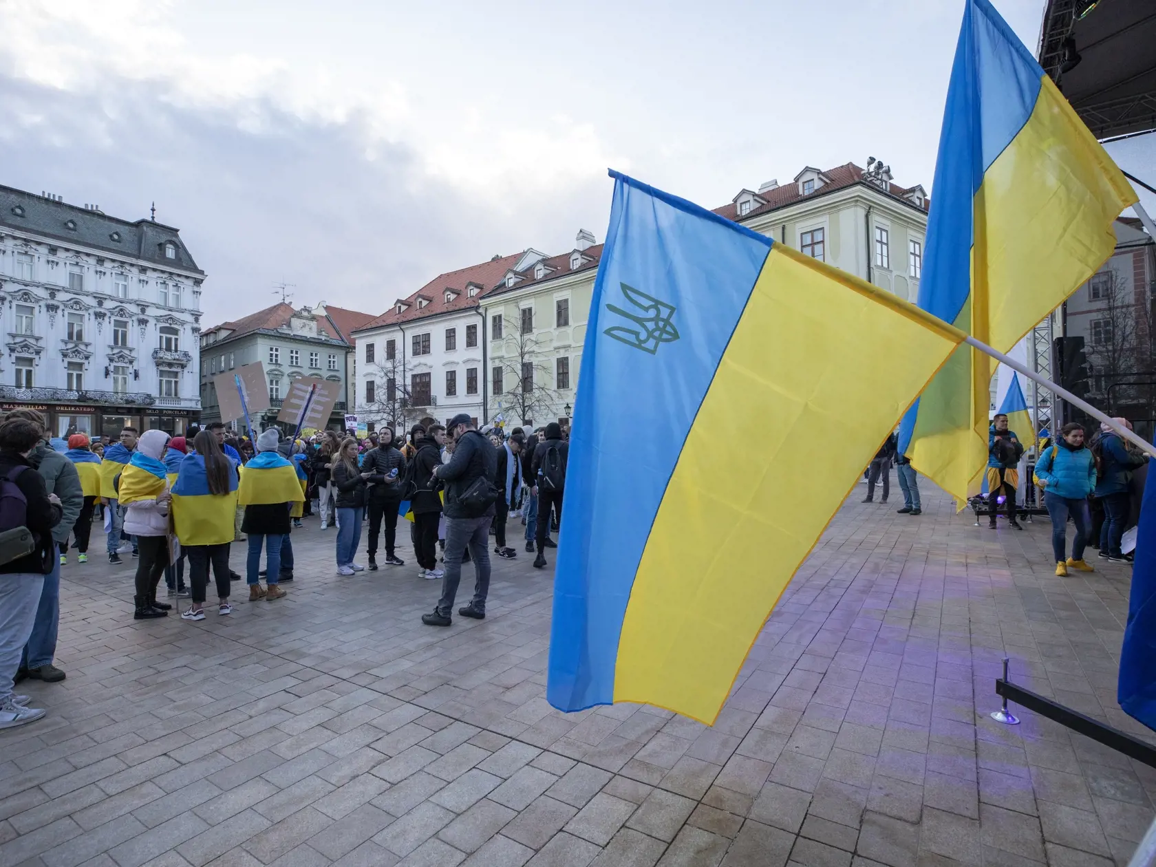 Na snímke zhromaždenie na podporu Ukrajiny-Biela vlajka na Hlavnom námestí v Bratislave.

