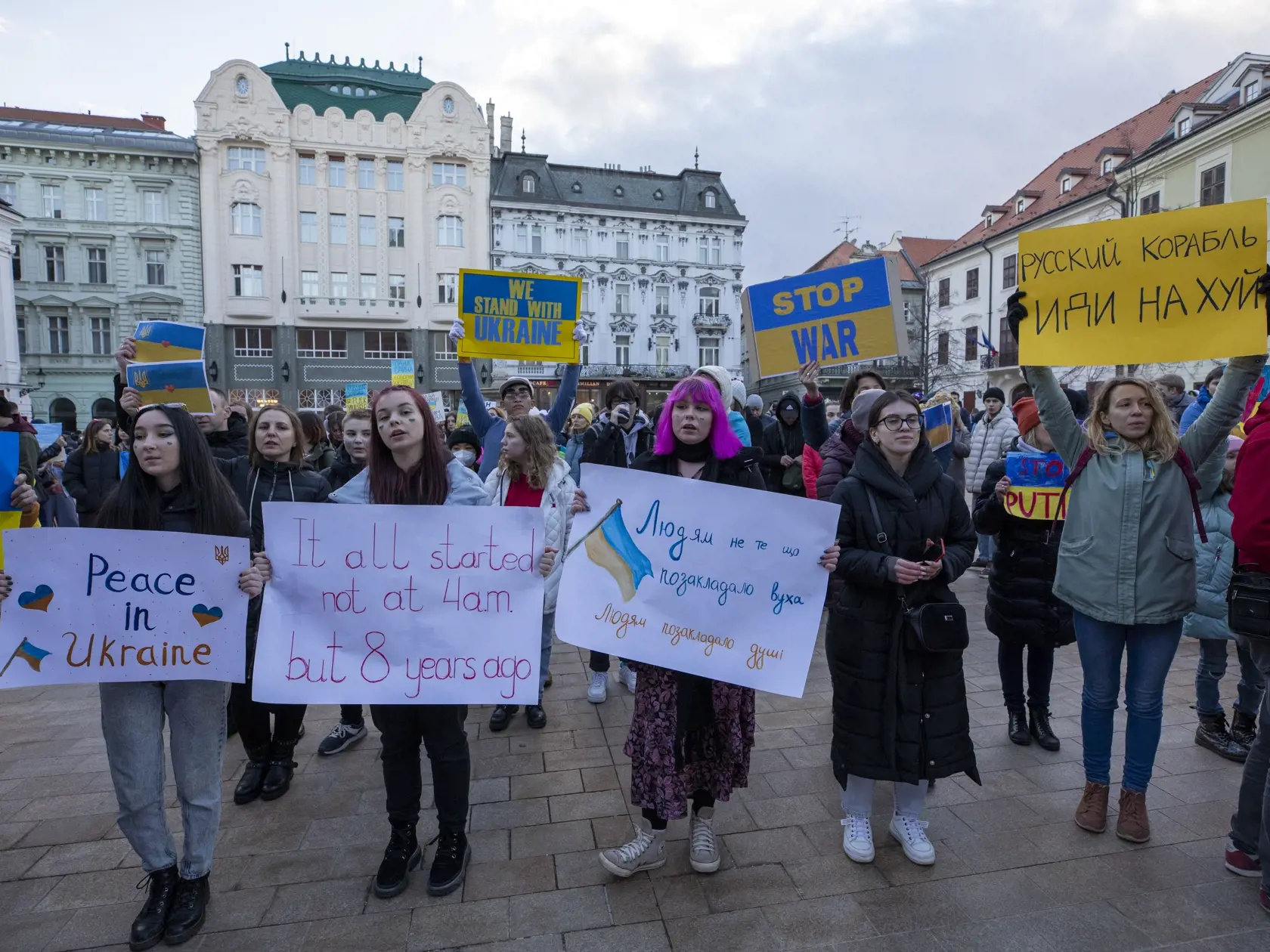 Na snímke zhromaždenie na podporu Ukrajiny-Biela vlajka na Hlavnom námestí v Bratislave.
