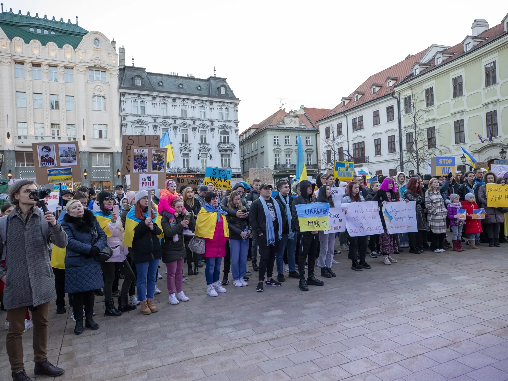 Na snímke zhromaždenie na podporu Ukrajiny-Biela vlajka na Hlavnom námestí v Bratislave.
