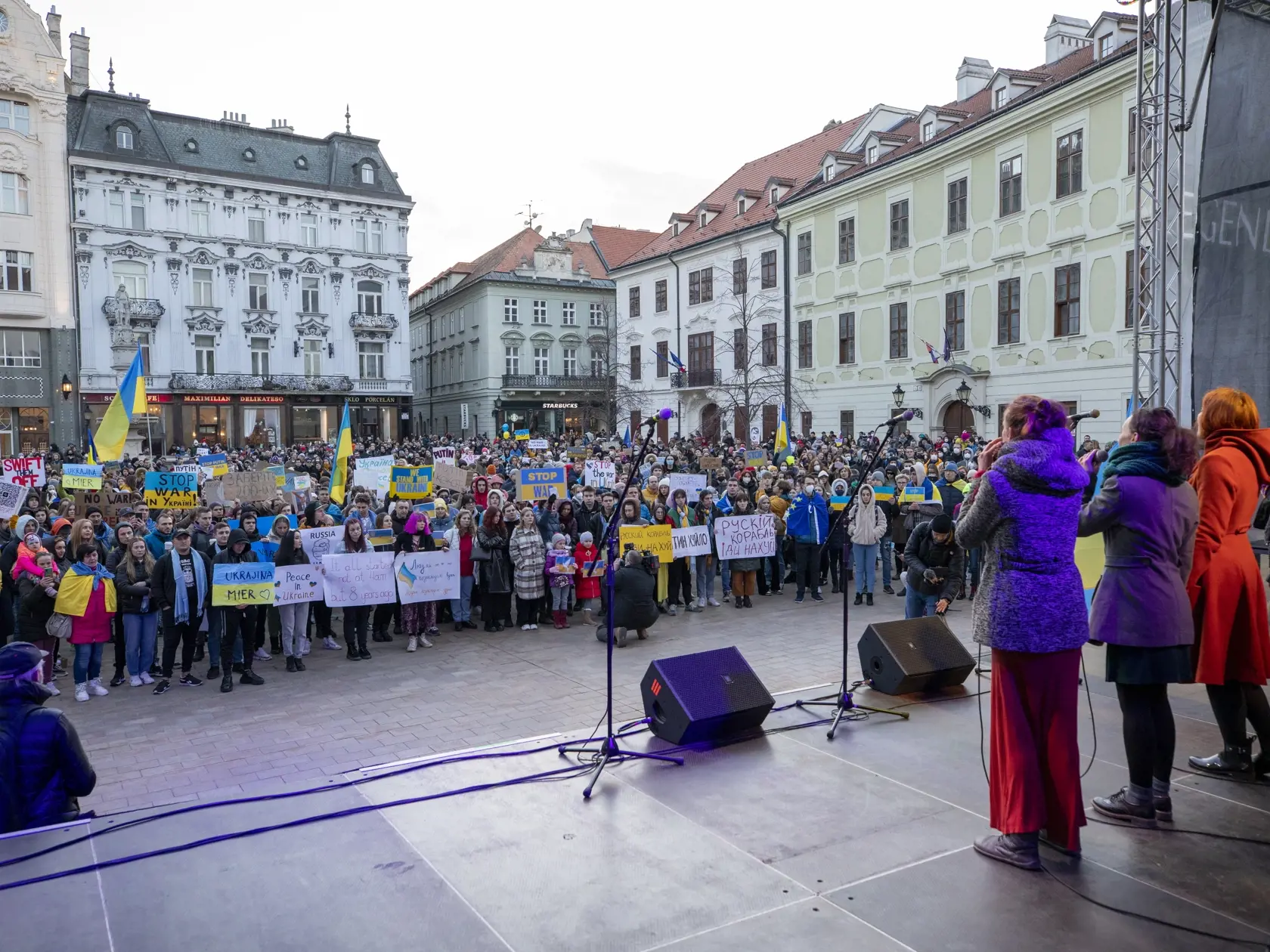 Na snímke zhromaždenie na podporu Ukrajiny-Biela vlajka na Hlavnom námestí v Bratislave.
