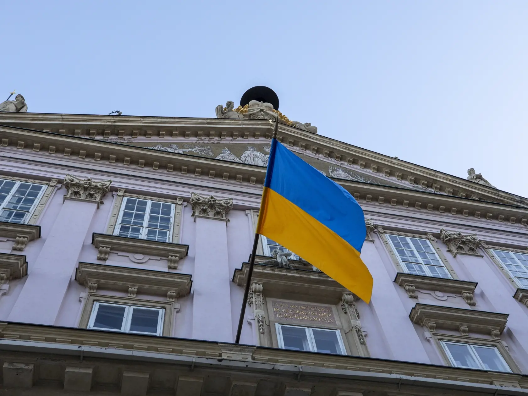 Na snímke zhromaždenie na podporu Ukrajiny-Biela vlajka na Hlavnom námestí v Bratislave.
