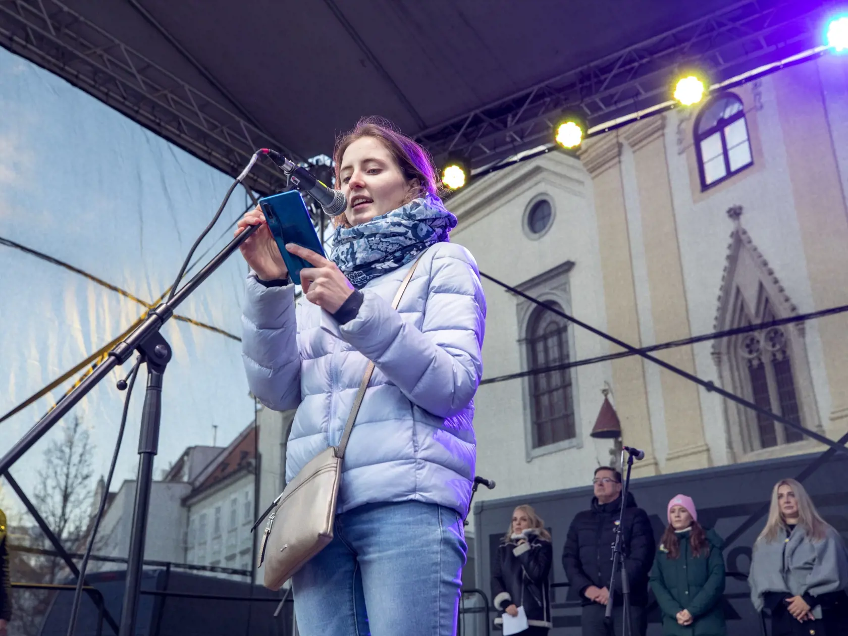 Na snímke zhromaždenie na podporu Ukrajiny-Biela vlajka na Hlavnom námestí v Bratislave.
