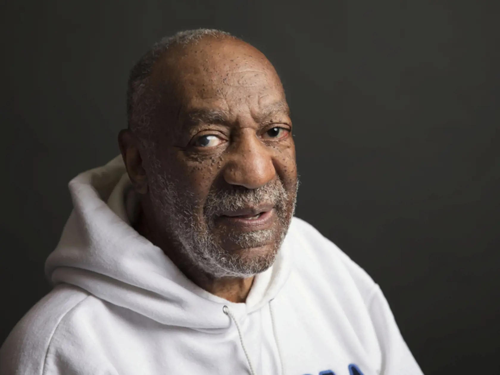 Známy herec, Bill Cosby, je z toho vonku.