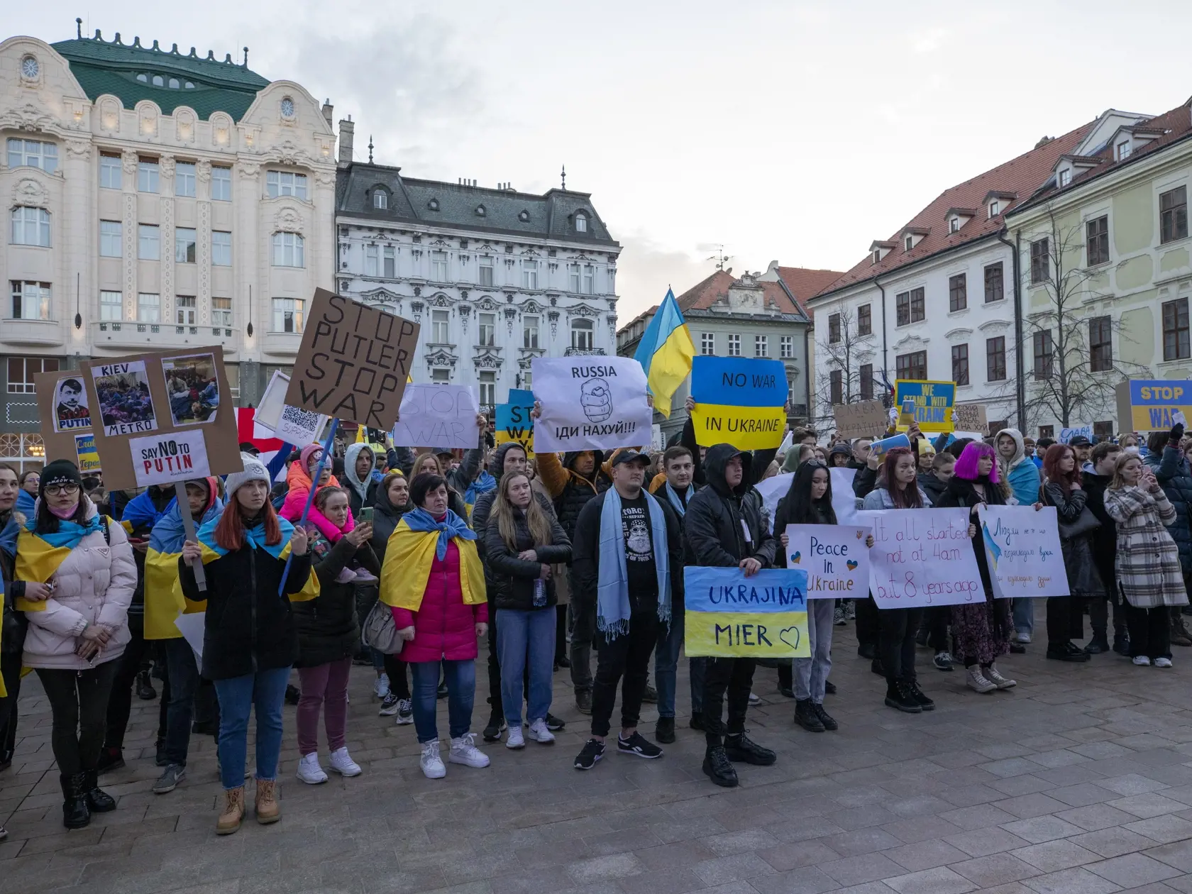 Na snímke zhromaždenie na podporu Ukrajiny-Biela vlajka na Hlavnom námestí v Bratislave.
