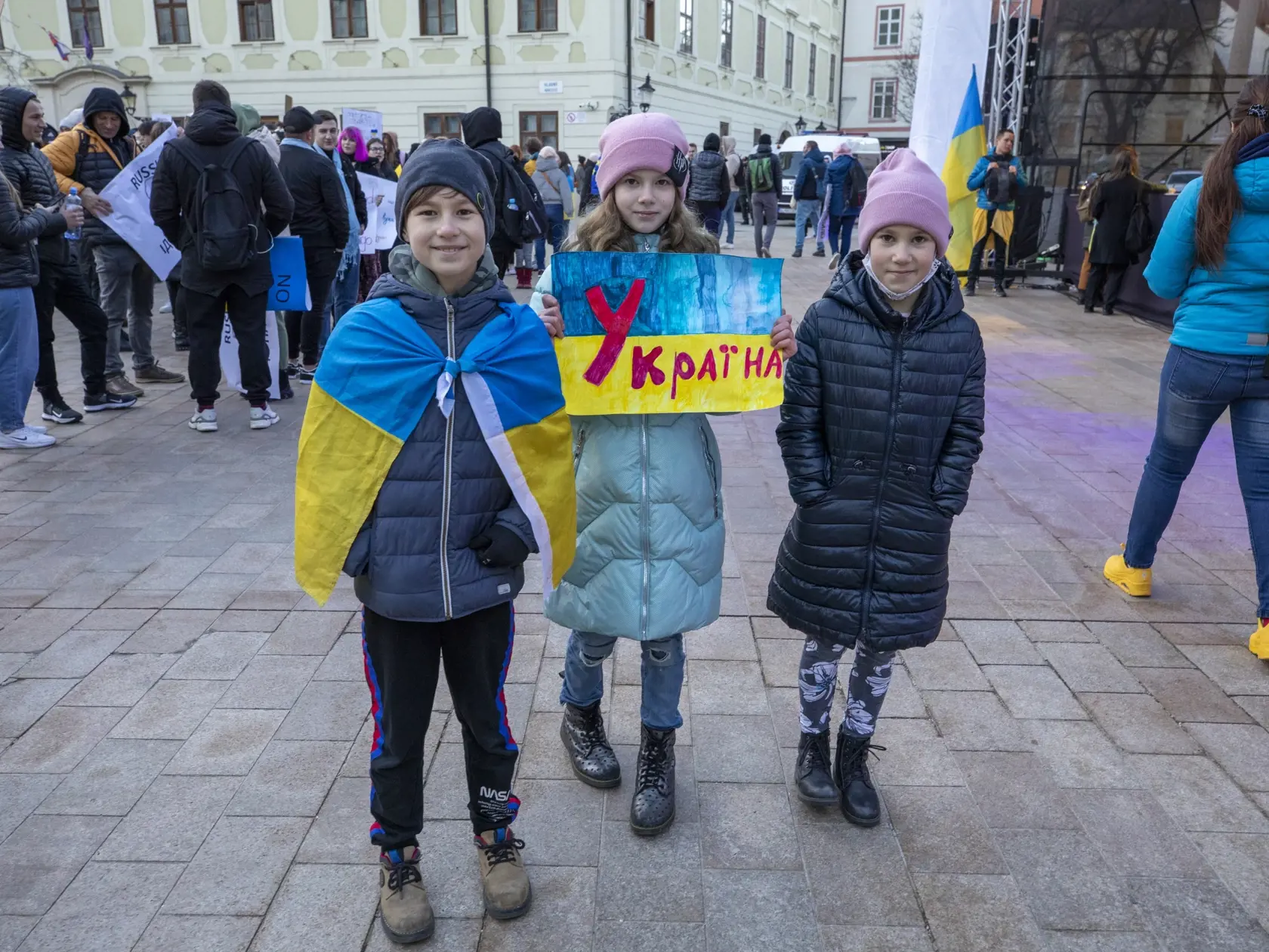 Na snímke zhromaždenie na podporu Ukrajiny-Biela vlajka na Hlavnom námestí v Bratislave.
