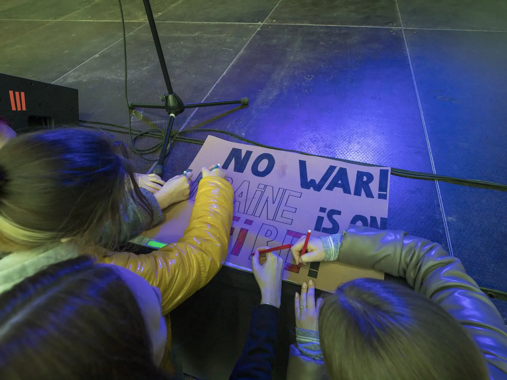Na snímke zhromaždenie na podporu Ukrajiny-Biela vlajka na Hlavnom námestí v Bratislave.
