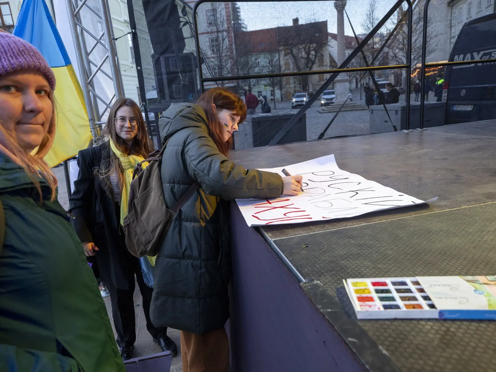 Na snímke zhromaždenie na podporu Ukrajiny-Biela vlajka na Hlavnom námestí v Bratislave.
