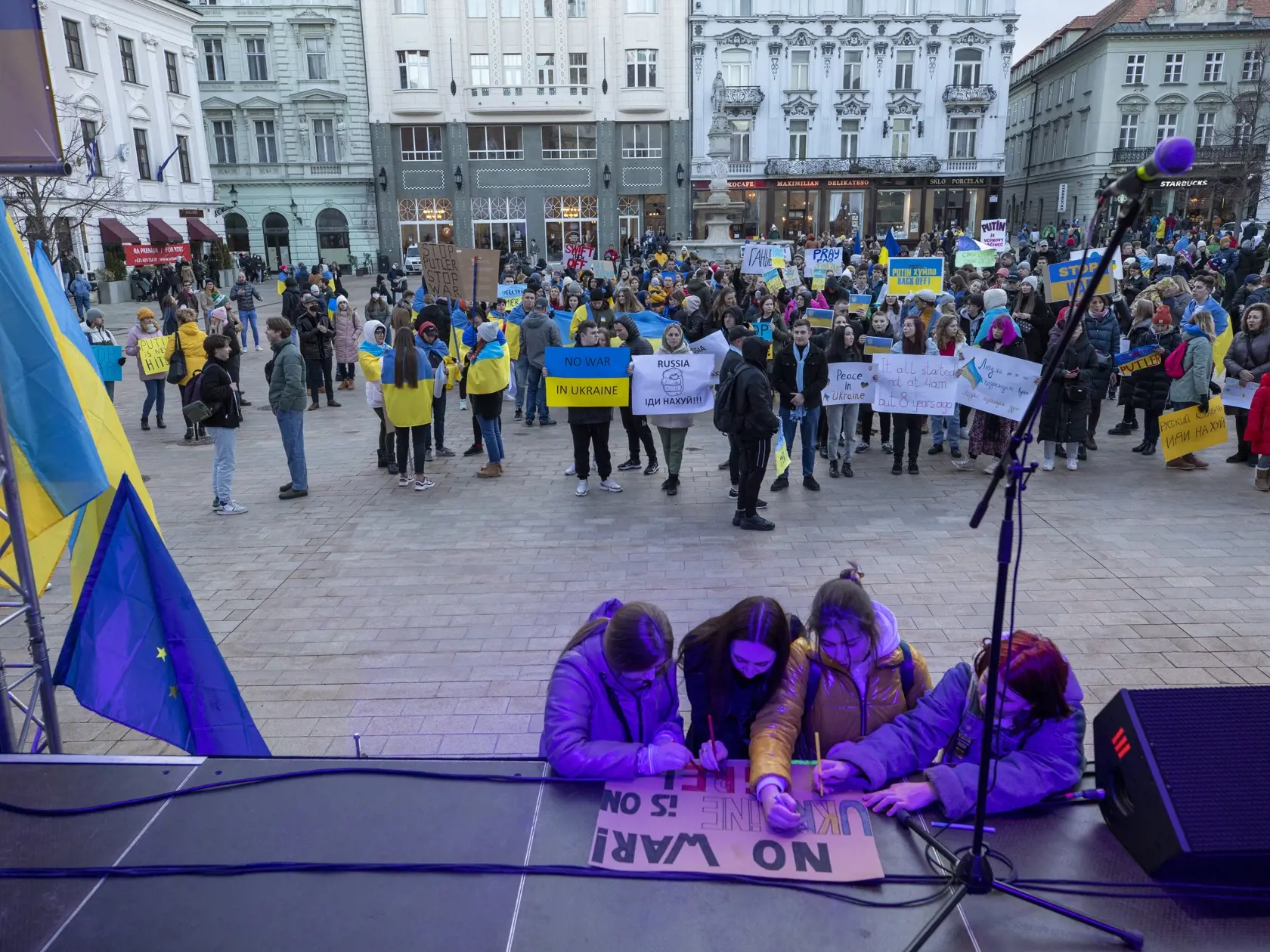 Na snímke zhromaždenie na podporu Ukrajiny-Biela vlajka na Hlavnom námestí v Bratislave.
