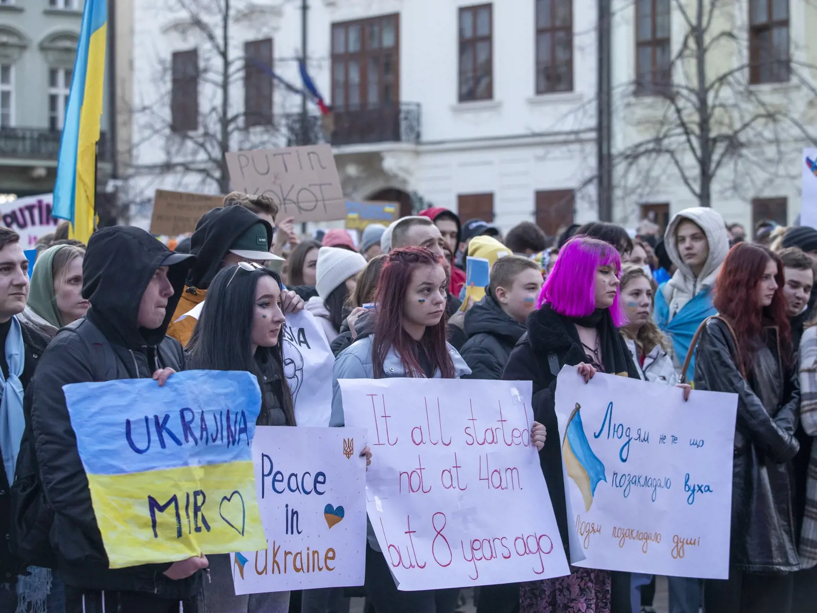 Na snímke zhromaždenie na podporu Ukrajiny-Biela vlajka na Hlavnom námestí v Bratislave.
