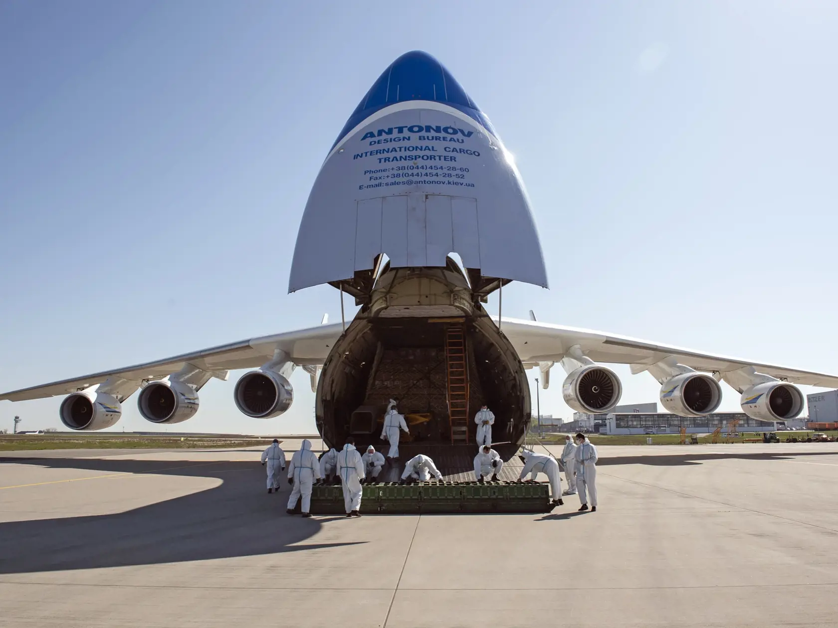 Najväčšie lietadlo sveta, nákladné An-225 Mrija po pristátí.