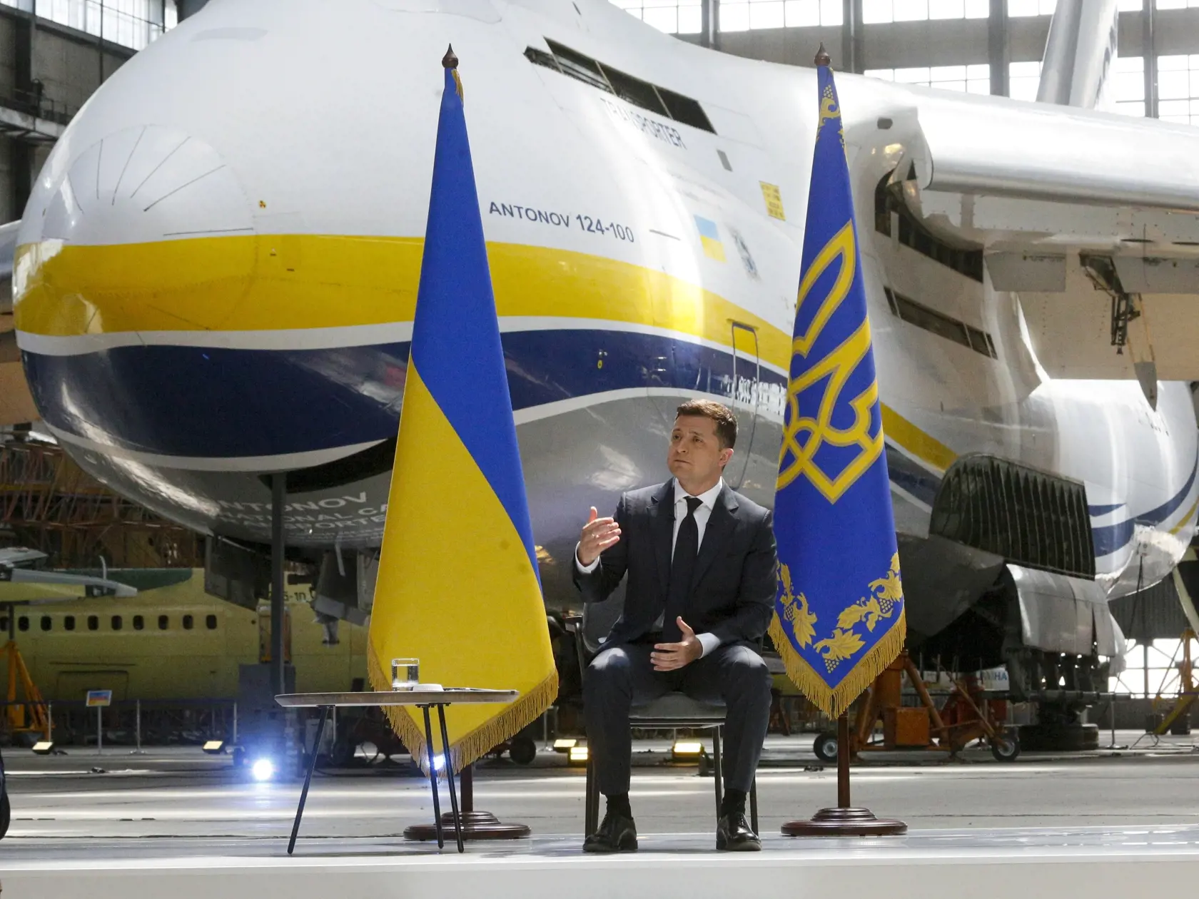 Ukrajinský prezident Volodymyr Zelenskyj reční pred novinármi počas výročnej  tlačovej konferencie v závode na výrobu lietadiel Antonov v Kyjeve.