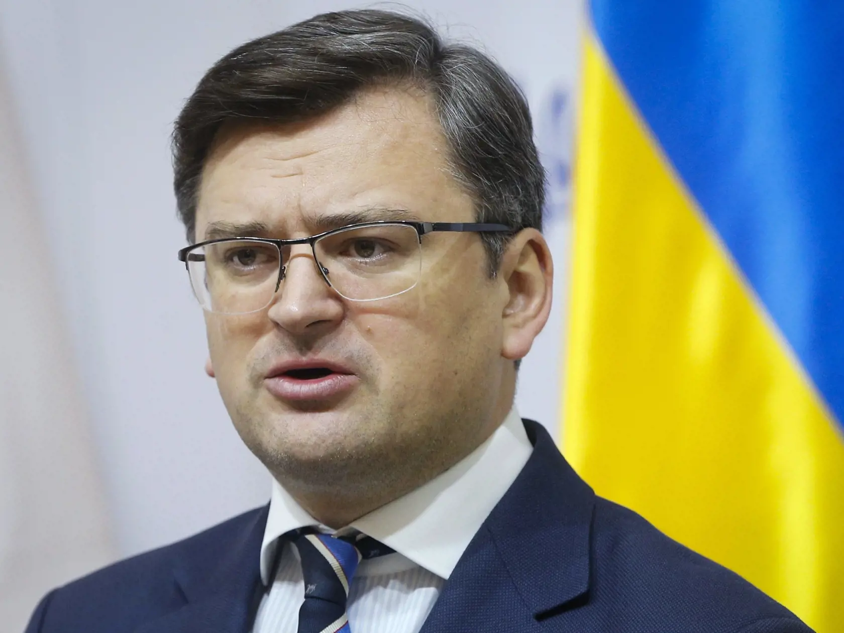 Ukrajinský minister zahraničných vecí Dmytro Kuleba počas tlačovej konferencie.