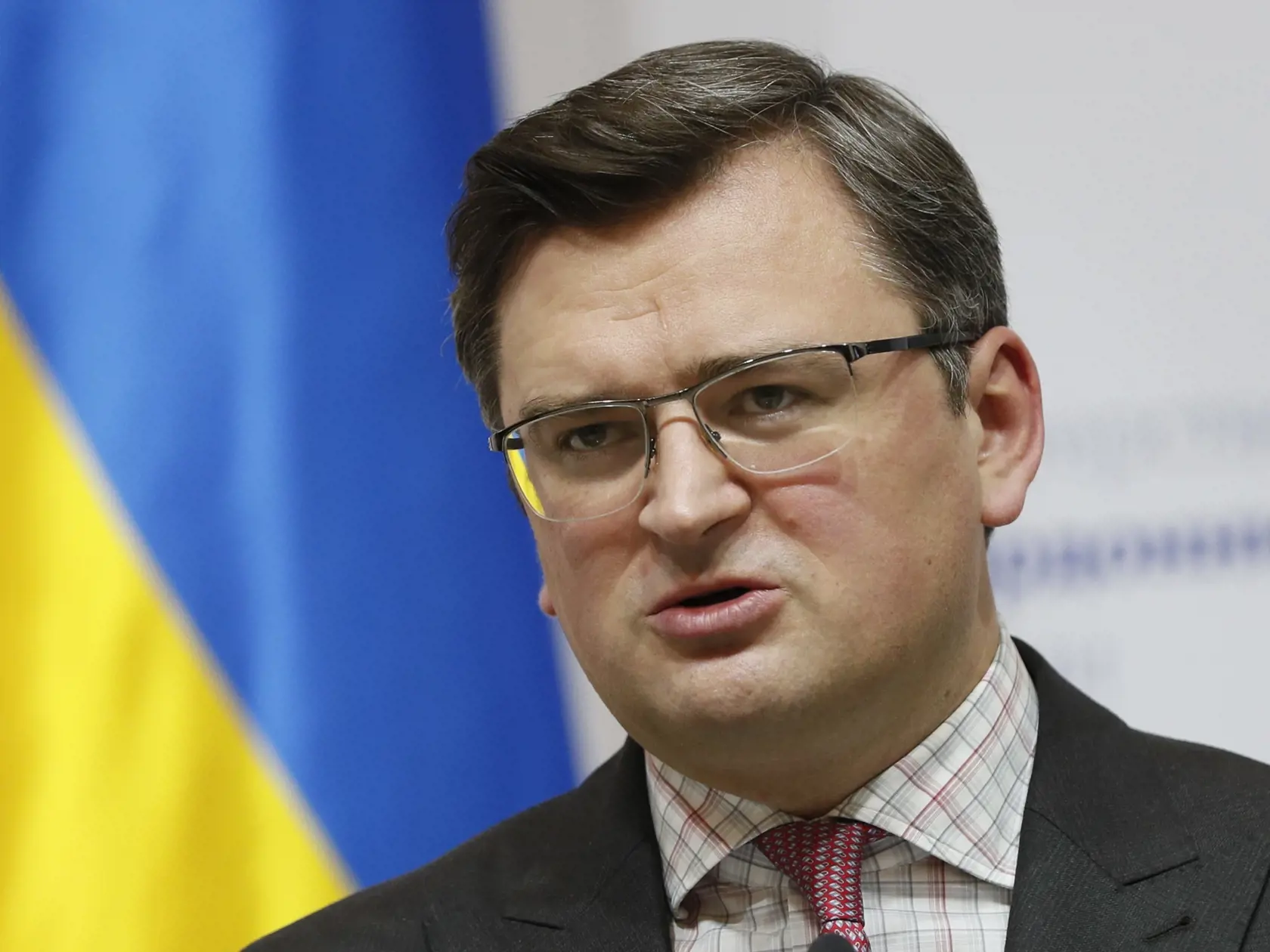 Ukrajinský minister zahraničných vecí Dmytro Kuleba počas tlačovej konferencie.