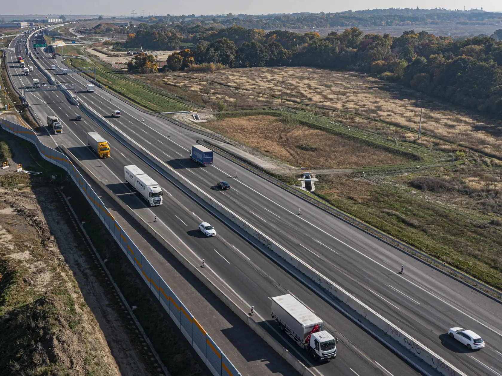 Na snímke z dronu premávka na diaľnici D1 v smere na Trnavu nedaľeko križovatky Triblavina, v Bratislave 30. októbra 2021. FOTO TASR - Michal Svítok