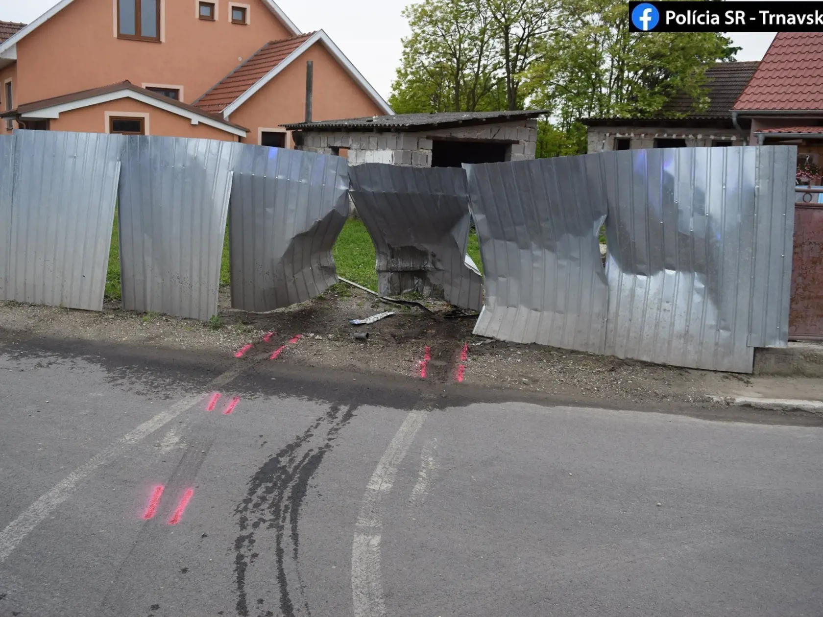 Opitý vodič zničil 4 autá a 2 ploty, teraz mu hrozí až dvojročné väzenie.
