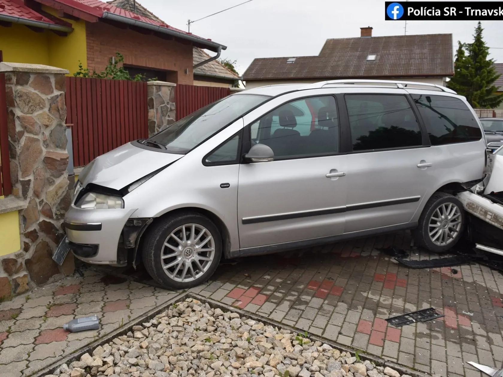 Opitý vodič zničil 4 autá a 2 ploty, teraz mu hrozí až dvojročné väzenie.