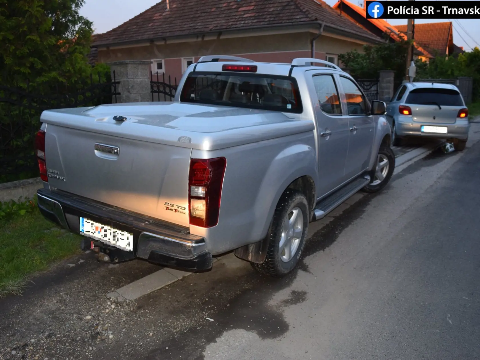 Opitý vodič zničil 4 autá a 2 ploty, teraz mu hrozí až dvojročné väzenie.