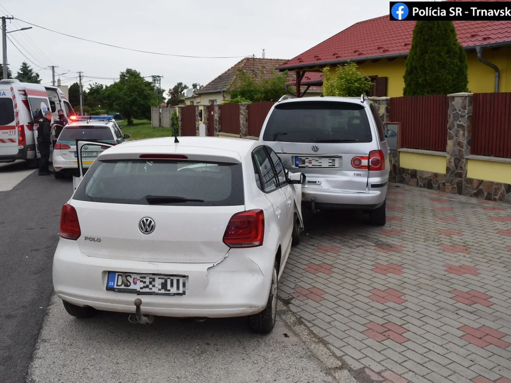 Opitý vodič zničil 4 autá a 2 ploty, teraz mu hrozí až dvojročné väzenie.