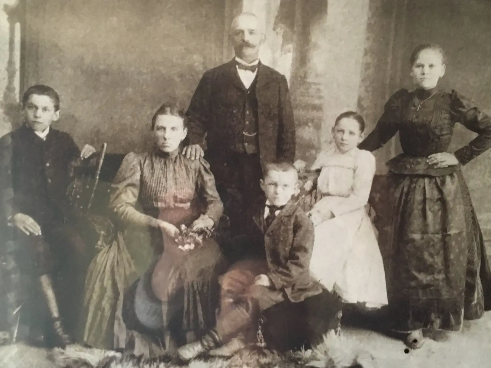 Leopoldo (v strede)  so svojou rodinou. Zľava syn Gustáv (otec pána Jozefa), manželka Mária, mladší syn Leopold (prastarý otec Petra Pellegriniho) a dcéry Emília s Gizelou. 
