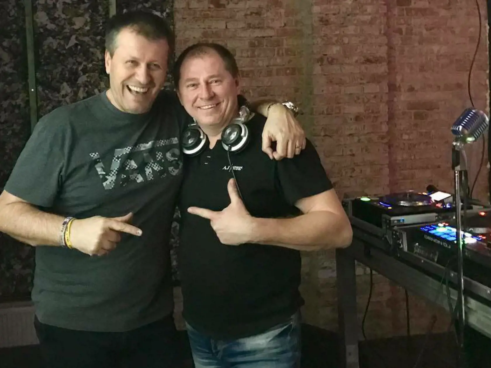 Rudolf Voit (55), dídžej, Prešov: Správa o jeho smrti ma zasiahla, akoby bol členom mojej rodiny. Spolupracovali sme spolu dlhé roky, robili sme spolu živú akciu Twentyfive tour. Bol to dobrý chlapec, nepil, nefajčil, športoval. Nerozumiem tomu, čo sa stalo.