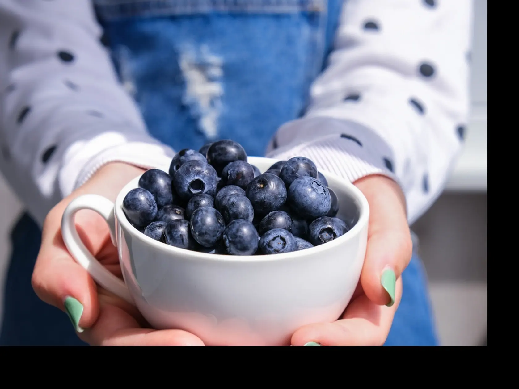 Čučoriedky a iné bobuľoviny
Sú plné antioxidantov a vitamínov, ktoré chránia cievy pred poškodením a zlepšujú prietok krvi.